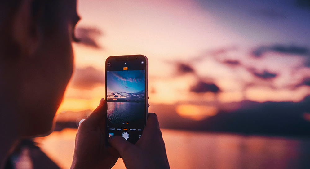 Perbandingan hasil foto kamera smartphone modern dengan kamera mirrorless profesional.